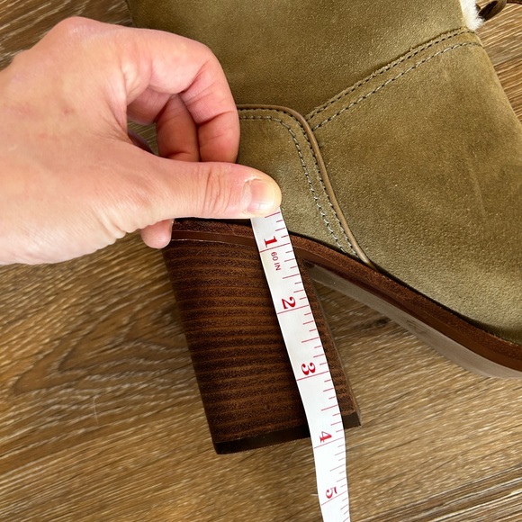 Ugg size 9 Ugg sheepskin suede ankle boots - Picture 5 of 5